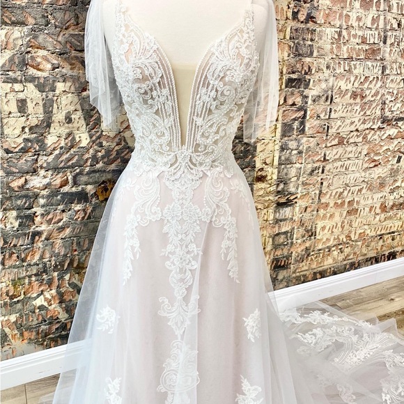 Size 10 Wedding Dress, never been worn or altered! - Picture 3 of 3